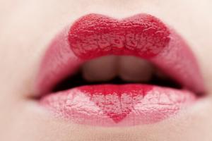 Lūpų dažų spalvos pasirinkimas išliekant tendencijai